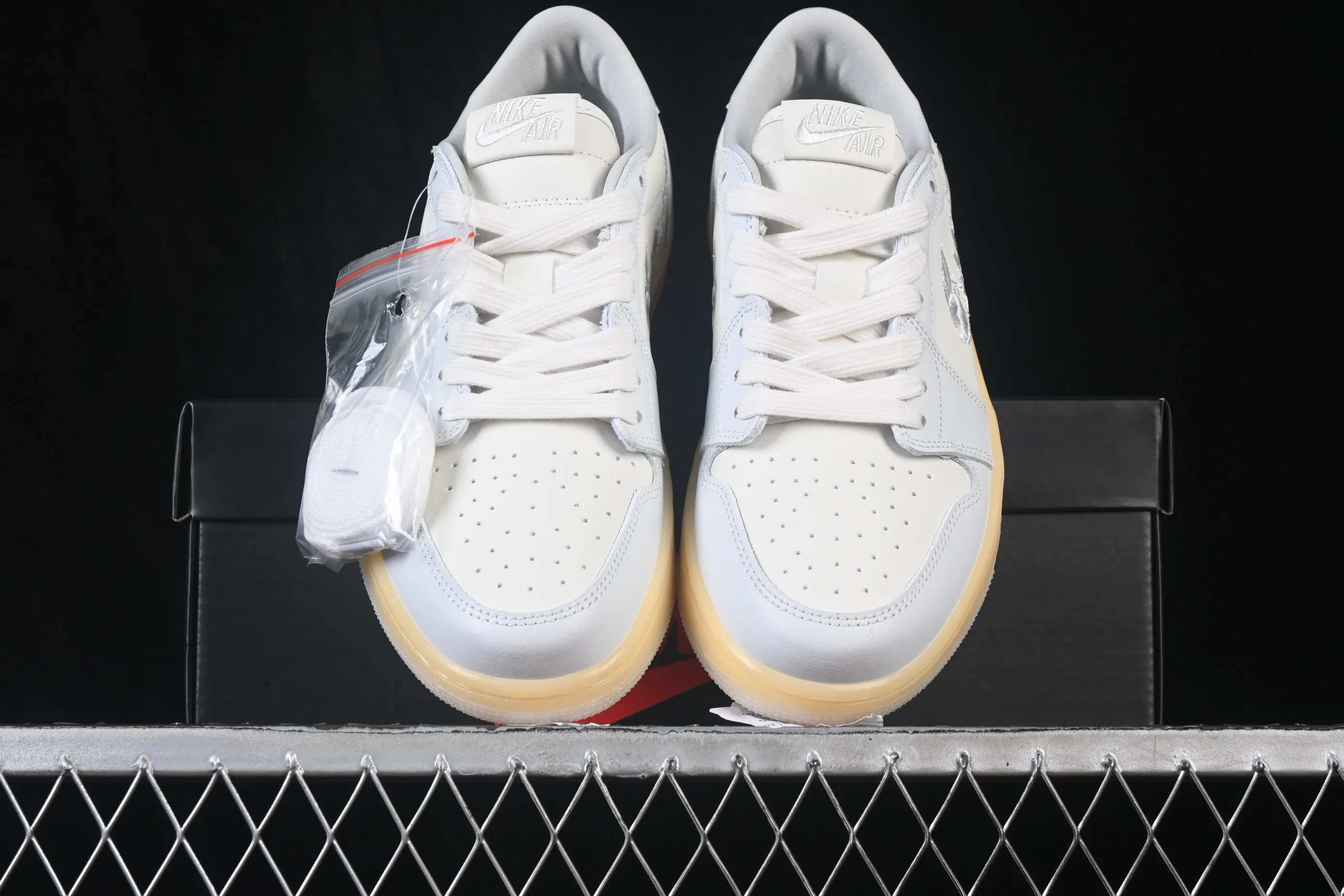 All categories Air Jordan Jordan series basketball shoes Air Jordan 1 Low Air Jordan 1 Low "Floral Swoosh" AJ1 Joe 1 flower embroidery low-top cultural casual sneakers IF4391-100